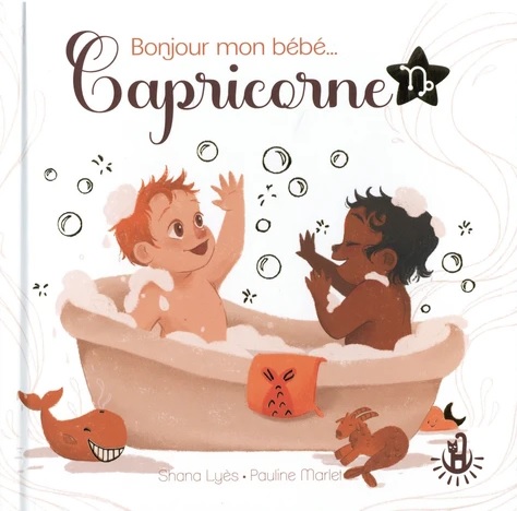 Deux enfants jouent dans une baignoire et la mousse fait des bulles