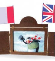 théâtre japonais avec drapeaux français et anglais