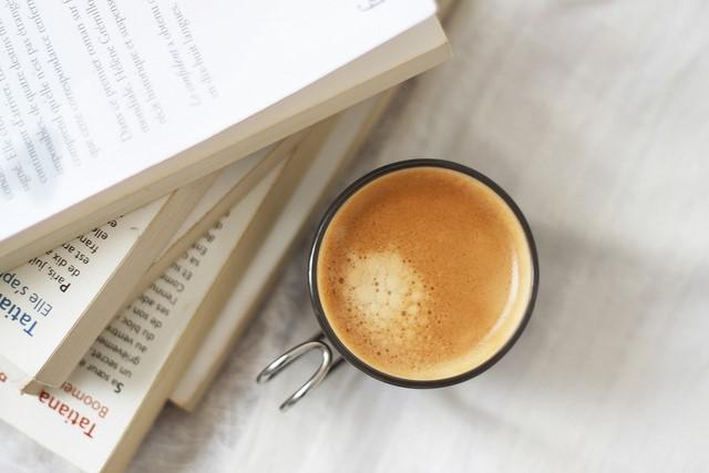 photo de livres avec une tasse de café