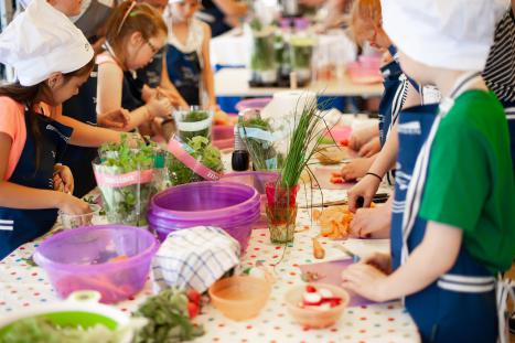 Photo représentant plusieurs enfants en plein atelier cuisine
