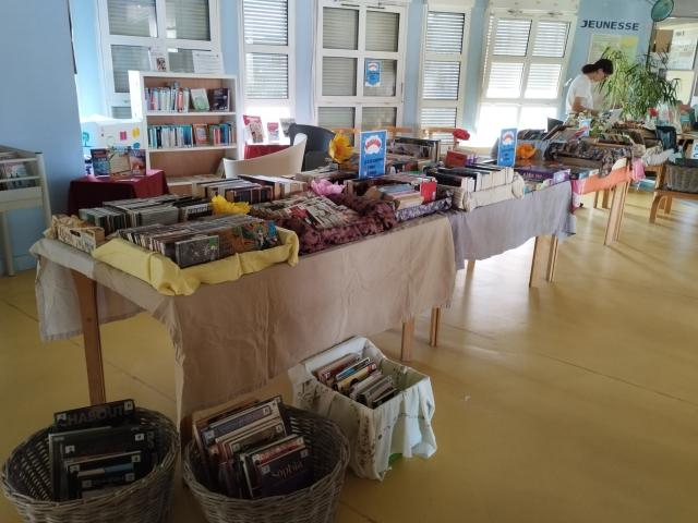 Documents dans des cagettes pour la braderie