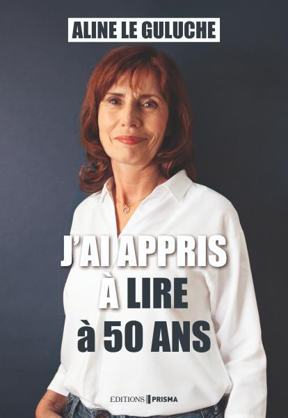 Photographie d'Aline Le Guluche sur un fond bleu