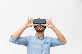 Homme avec un casque de réalité virtuelle