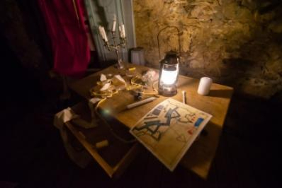 Table avec une carte et une lanterne