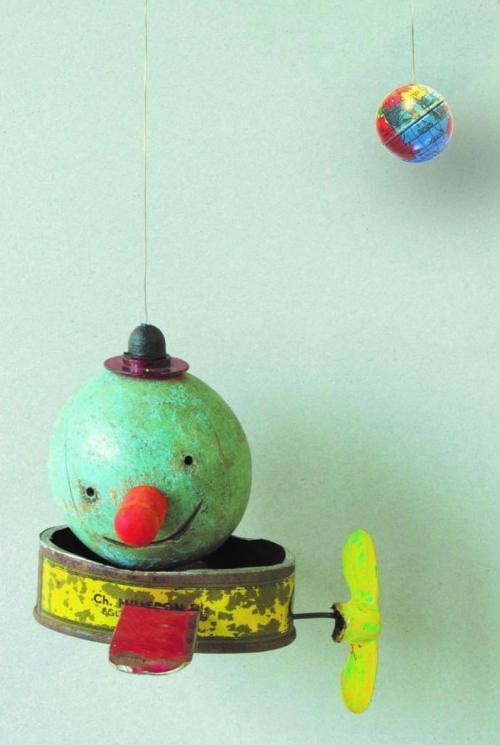 hélicoptère en objets recyclés avec un personnage en forme de boule