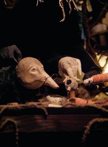 Marionnette d'une taupe qui se sert du th&eacute;