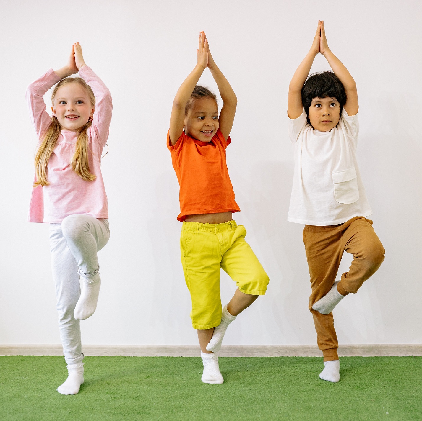 3 enfants en train de faire du yoga