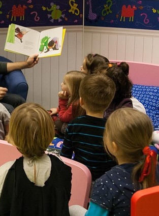 un bibliothecaire lisant un livre aux enfants