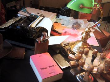 machine à écrire, lampe, tampons, code civil