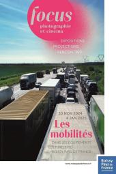 des fils de camions et de voitures sur la route