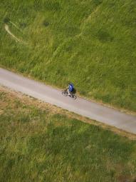 un cycliste sur une route dans la nature