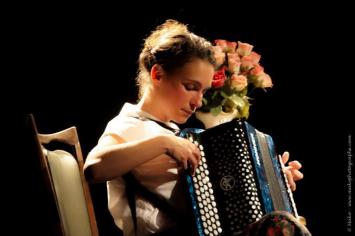 la conteuse julie dufils assise avec un accordéon